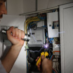 太陽光パネルの感電事故の原因とは?感電すると起きること・感電対策を解説