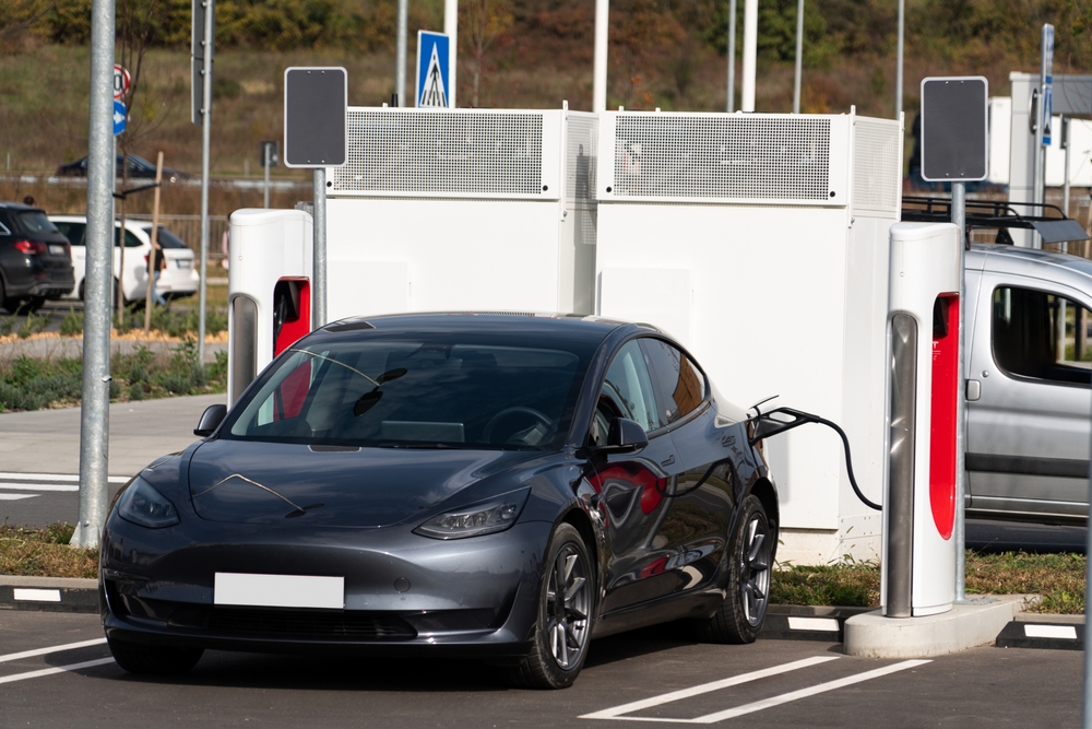 Tesla(テスラ)の電気自動車は現在V2Hに非対応
