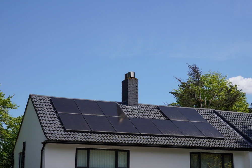 太陽電池にはどんな種類がある？基本構造と特徴を比較
