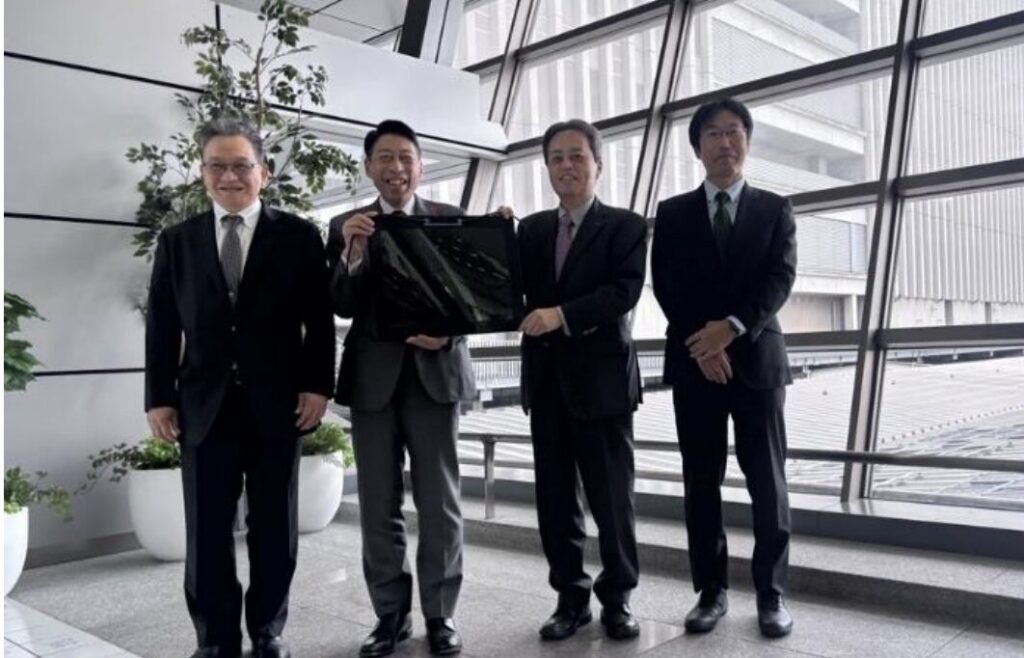 博多駅で国内初の駅ホームでのペロブスカイト実証実験を実施!