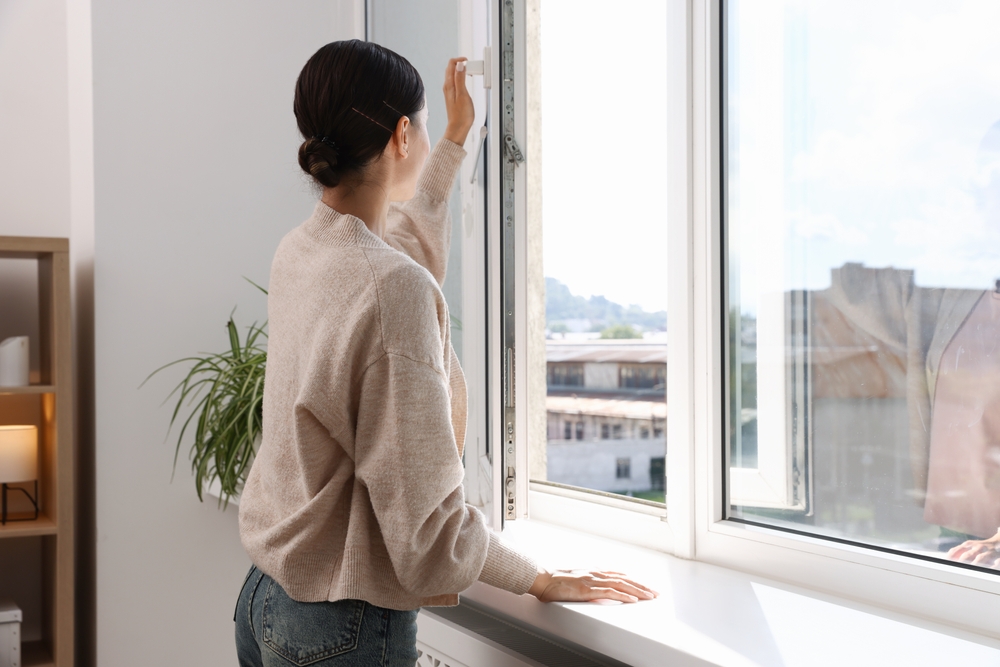 窓ガラスで太陽光発電できる仕組みとは